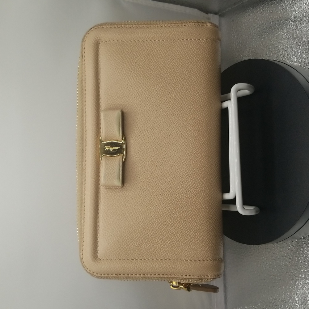 SALVATORE FERRAGAMO VARA Wallet In Beige -EXCELLENT CONDITION